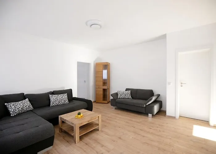 Sunlit Garden & Mountain Apartment *